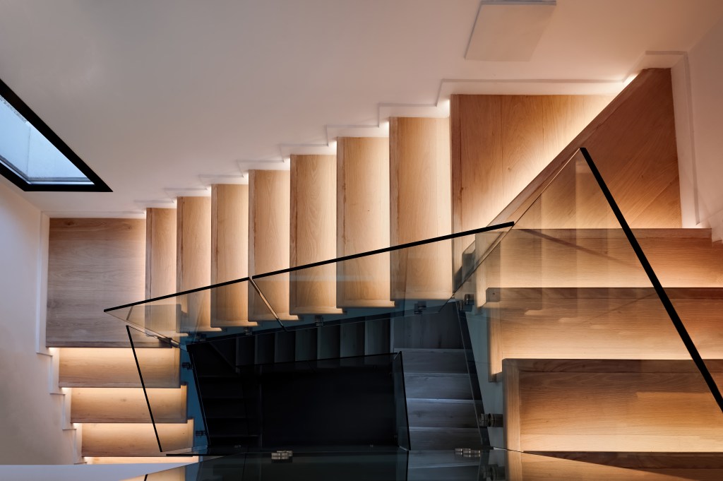 Escaleras de acceso a sótano reformado como gimnasio en casa moderna en Ibiza